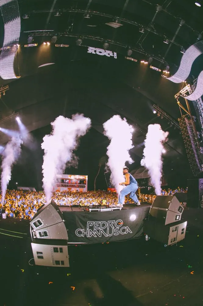 Em clima de vitória, set de DJ Pedro Chamusca inspirado na Copa do Mundo ganha destaque e embala o público