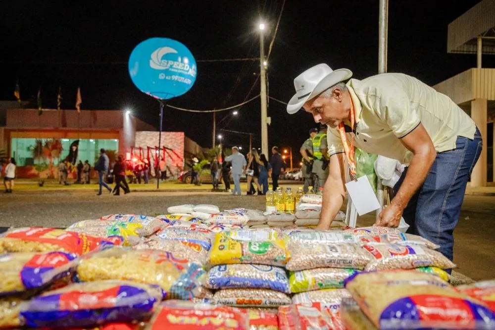 Prefeitura arrecada mais de seis toneladas de alimentos com entrada solidária na Expoana 