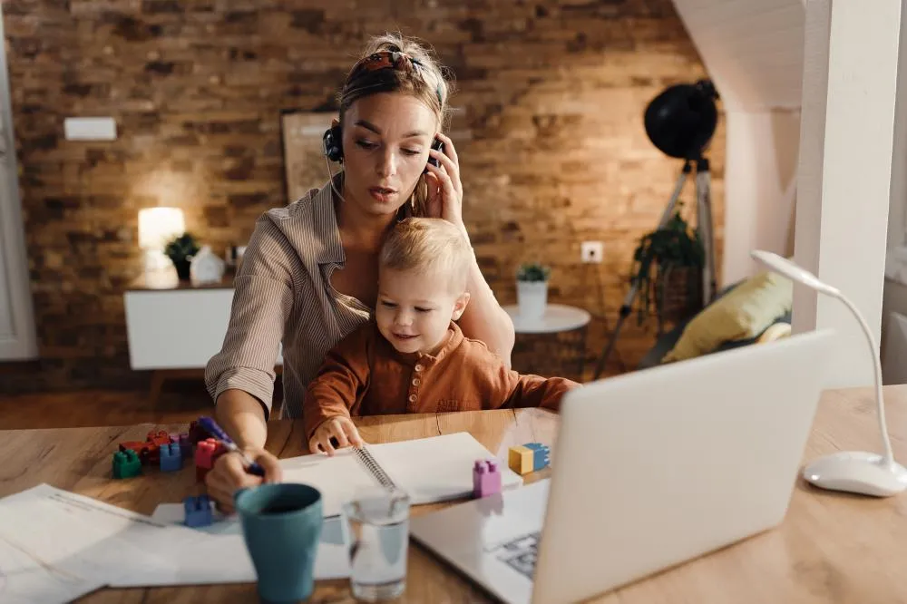 Férias escolares: como as empresas podem apoiar colaboradores que são mães e pais durante o mês de Julho